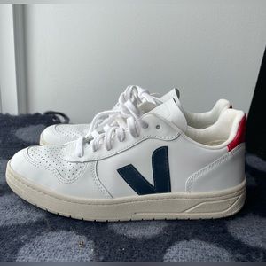 Veja V10 sneakers size 7, EUR 38